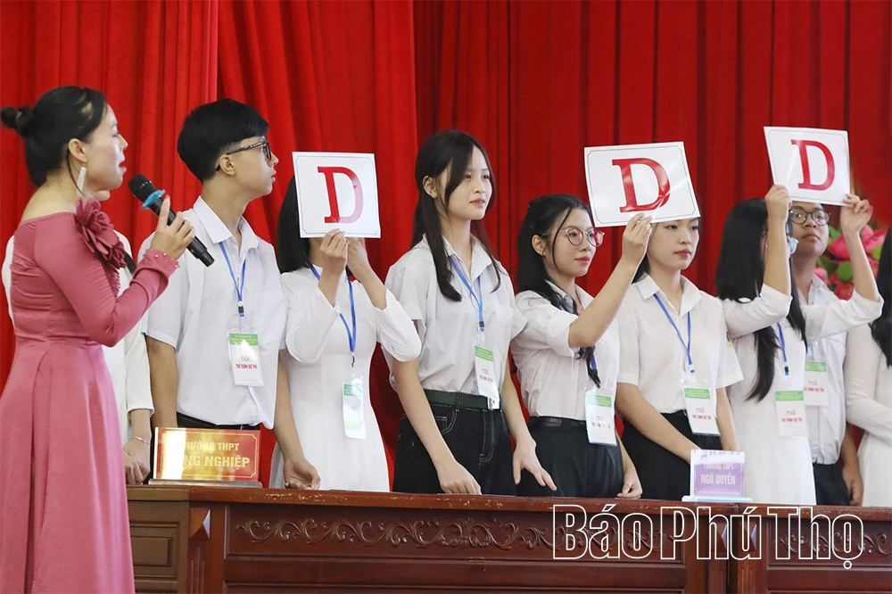 Học sinh 5 trường THPT tranh tài tại Hội thi Tuyên truyền ATGT