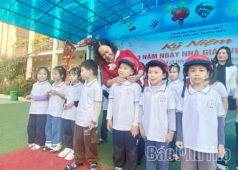 Trao tặng mũ bảo hiểm cho học sinh lớp 1