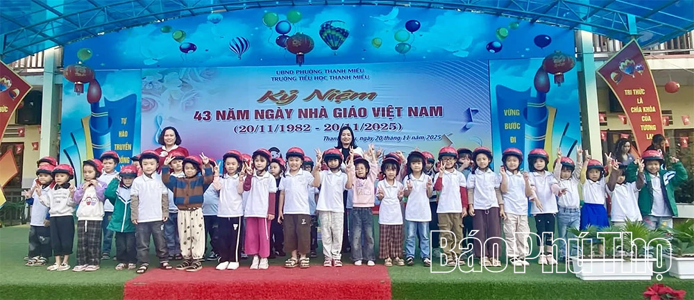 Trao tặng mũ bảo hiểm cho học sinh lớp 1