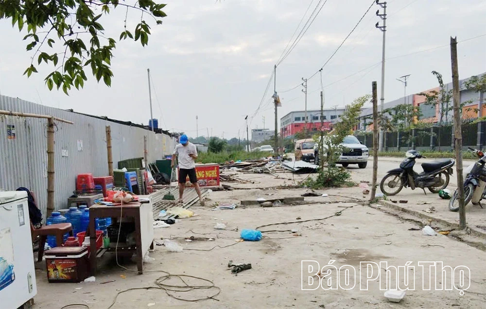 Cẩm Khê kiên quyết giải tỏa vi phạm hành lang an toàn giao thông đường bộ