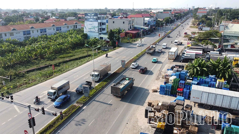 Hành lang quốc lộ 2 bị lấn chiếm, gây mất an toàn giao thông