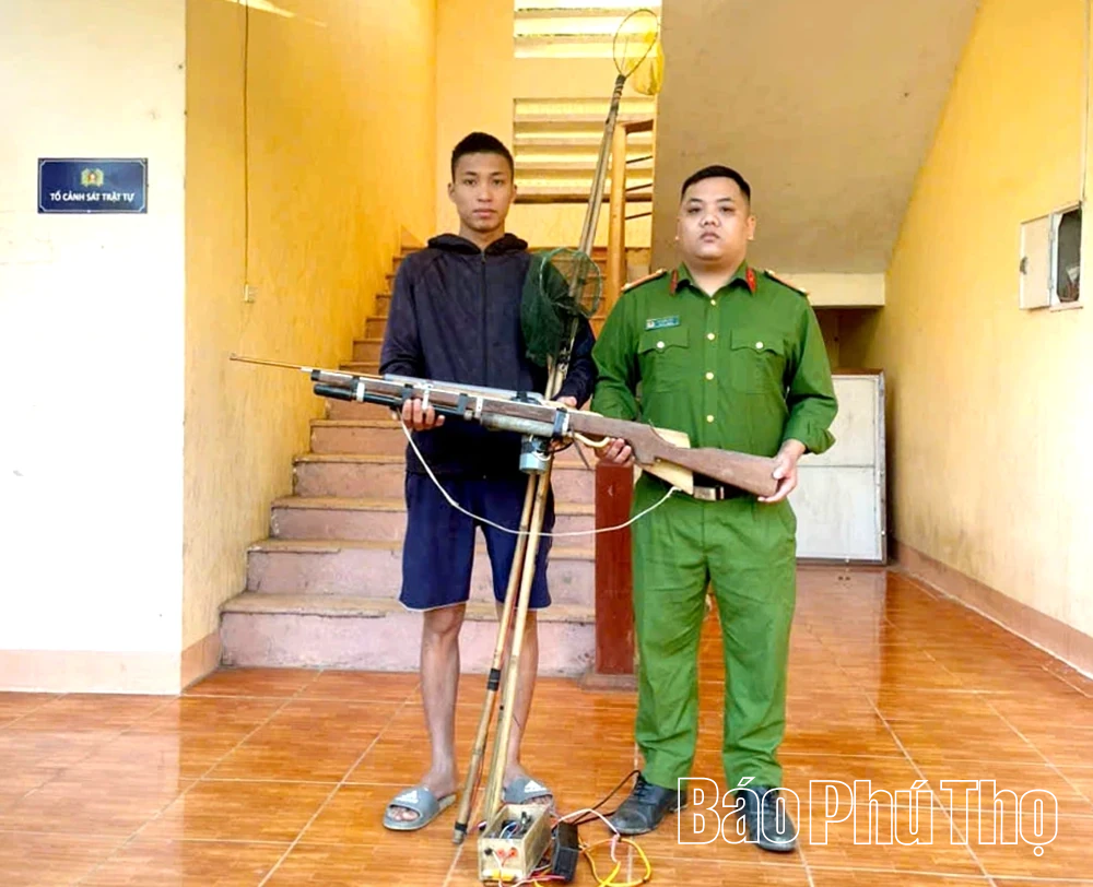Công an xã Khả Cửu vận động người dân tự nguyện giao nộp vũ khí, vật liệu nổ, công cụ hỗ trợ
