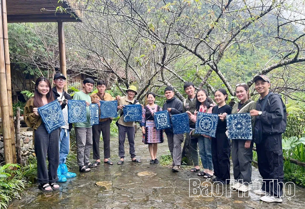 Người “đánh thức” du lịch cộng đồng bản Mông