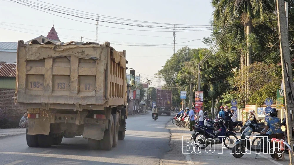 Xuất hiện tình trạng ách tắc giao thông tại khu vực đầu cầu Vĩnh Phú