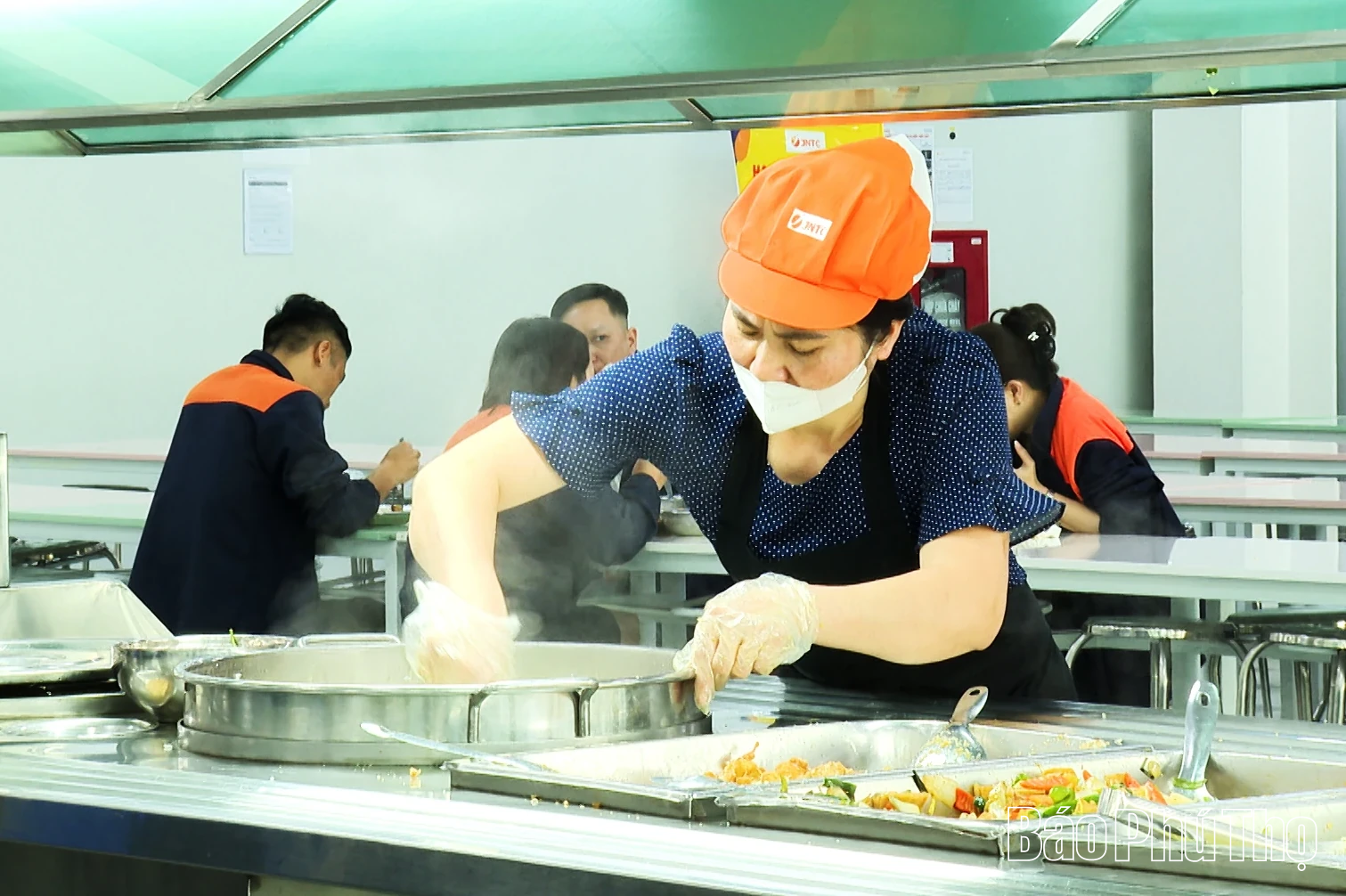 Bữa ăn ca - điểm tựa giữ chân người lao động trong doanh nghiệp