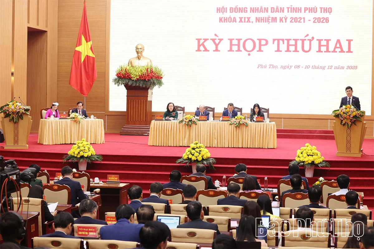 Các đại biểu thảo luận, chất vấn và trả lời chất vấn tại hội trường