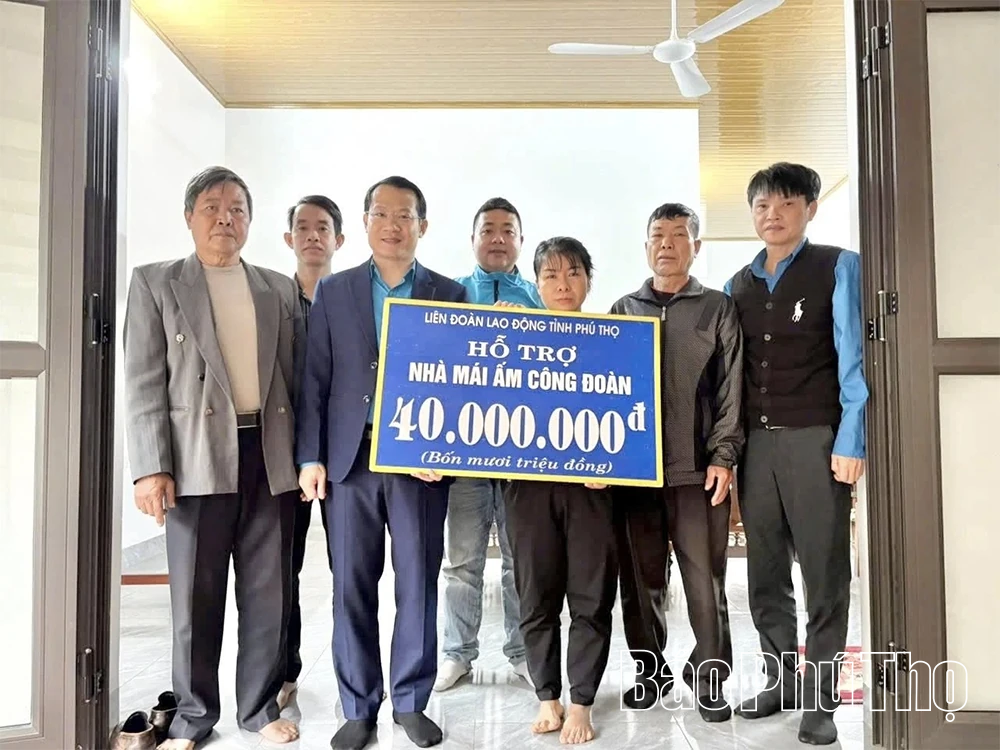 Trao kinh phí hỗ trợ xây dựng nhà “Mái ấm công đoàn”