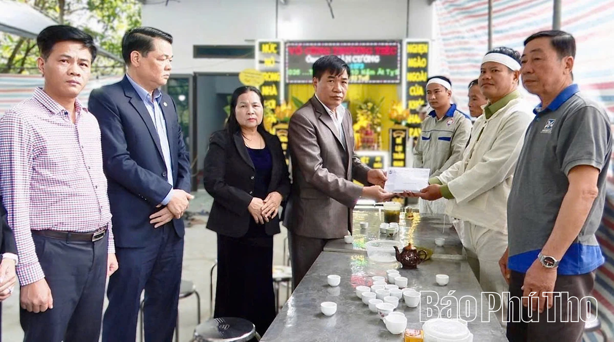 Hội Doanh nhân tỉnh thăm hỏi, trao hỗ trợ gia đình nạn nhân trong vụ sạt lở đá tại Quốc lộ 6