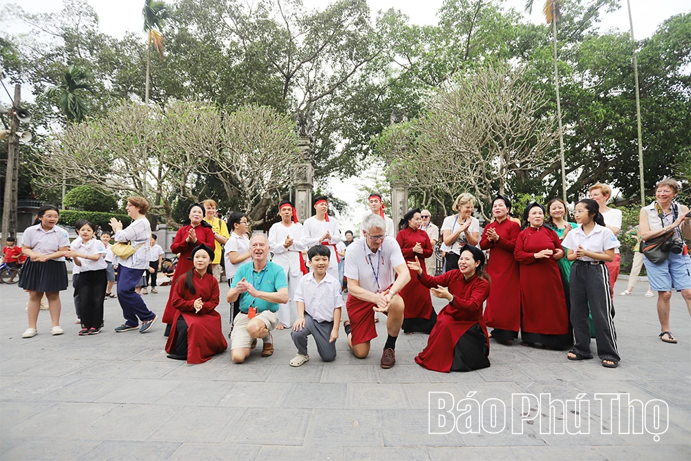 Bài 3: Hát Xoan vươn xa...