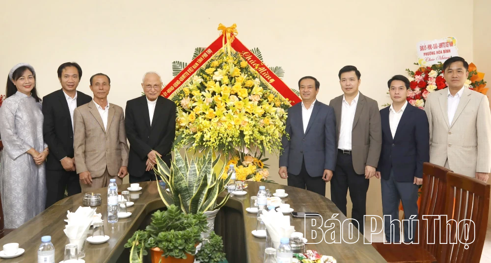 Lãnh đạo tỉnh thăm, chúc mừng Giáo xứ Hòa Bình nhân dịp Noel 2025
