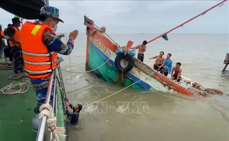 Thời tiết ngày 22/12: Mưa lớn tại Trung Trung Bộ, gió Đông Bắc mạnh gây biển động dữ dội