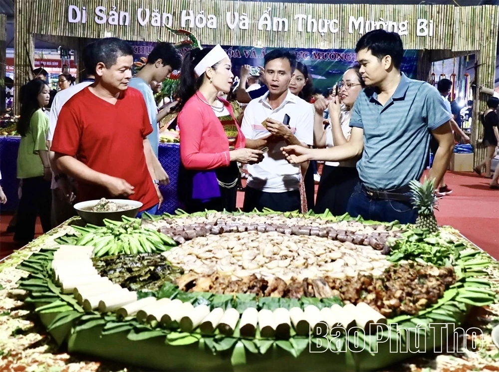 Pomelo Leaf-Wrapped Grilled Pork: The Culinary Essence of Muong Culture