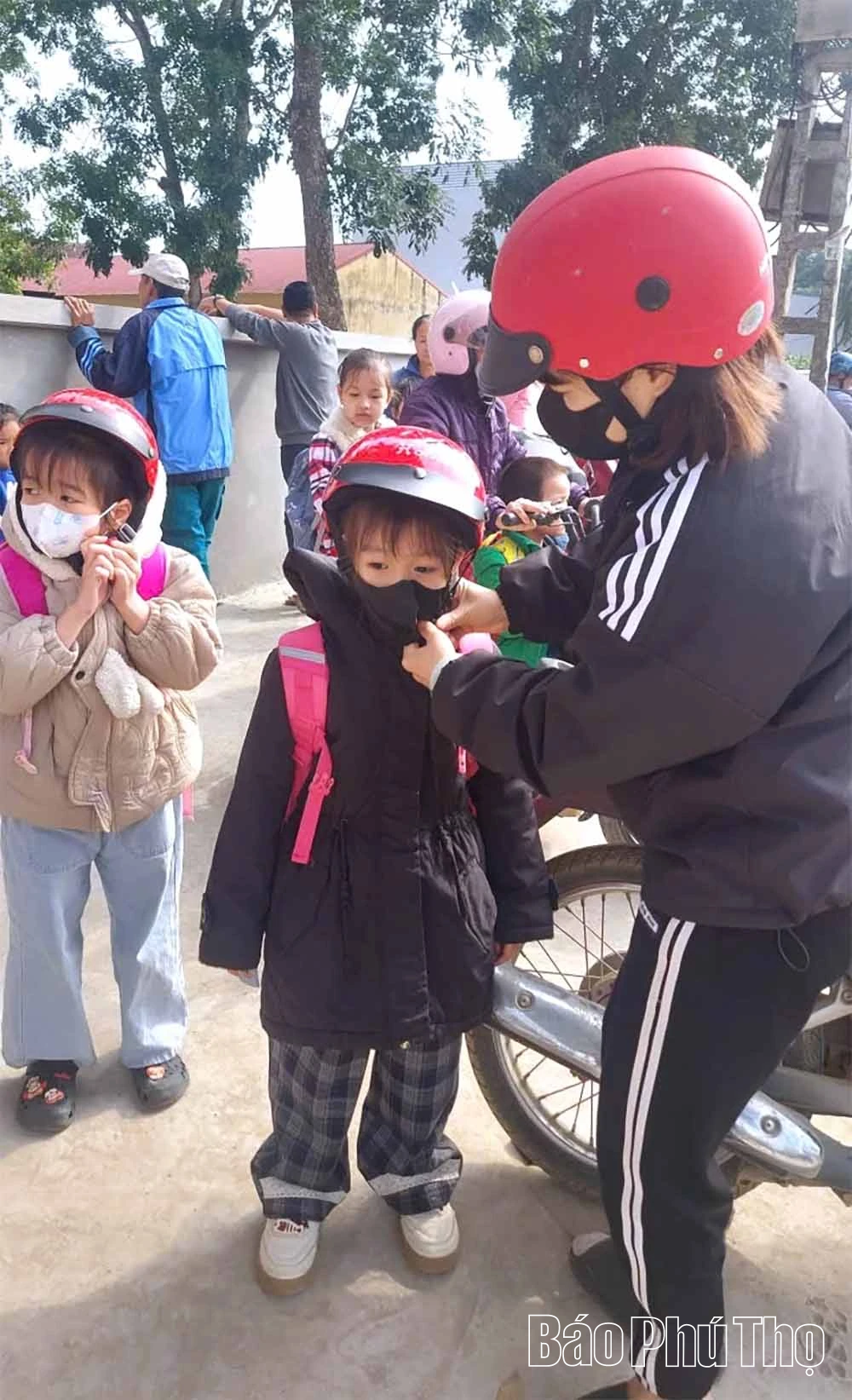 Cảnh báo nguy cơ mất an toàn giao thông khu vực cổng trường