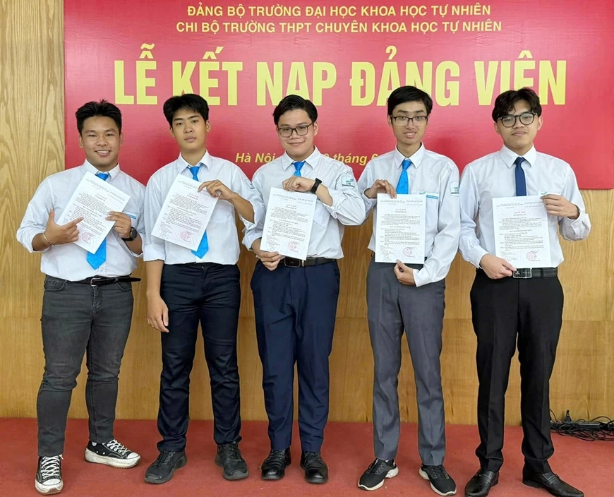 Cậu bé vàng vào Đảng để nguyện đi đúng hướng