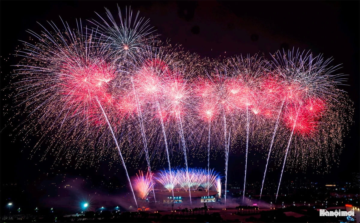 Mãn nhãn màn pháo hoa đặc biệt chào mừng thành công Đại hội XIV của Đảng