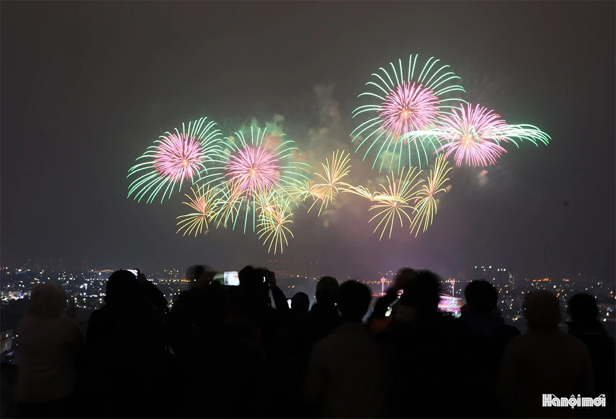 Mãn nhãn màn pháo hoa đặc biệt chào mừng thành công Đại hội XIV của Đảng