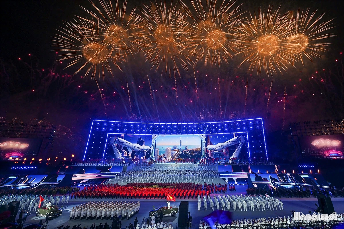 Mãn nhãn màn pháo hoa đặc biệt chào mừng thành công Đại hội XIV của Đảng