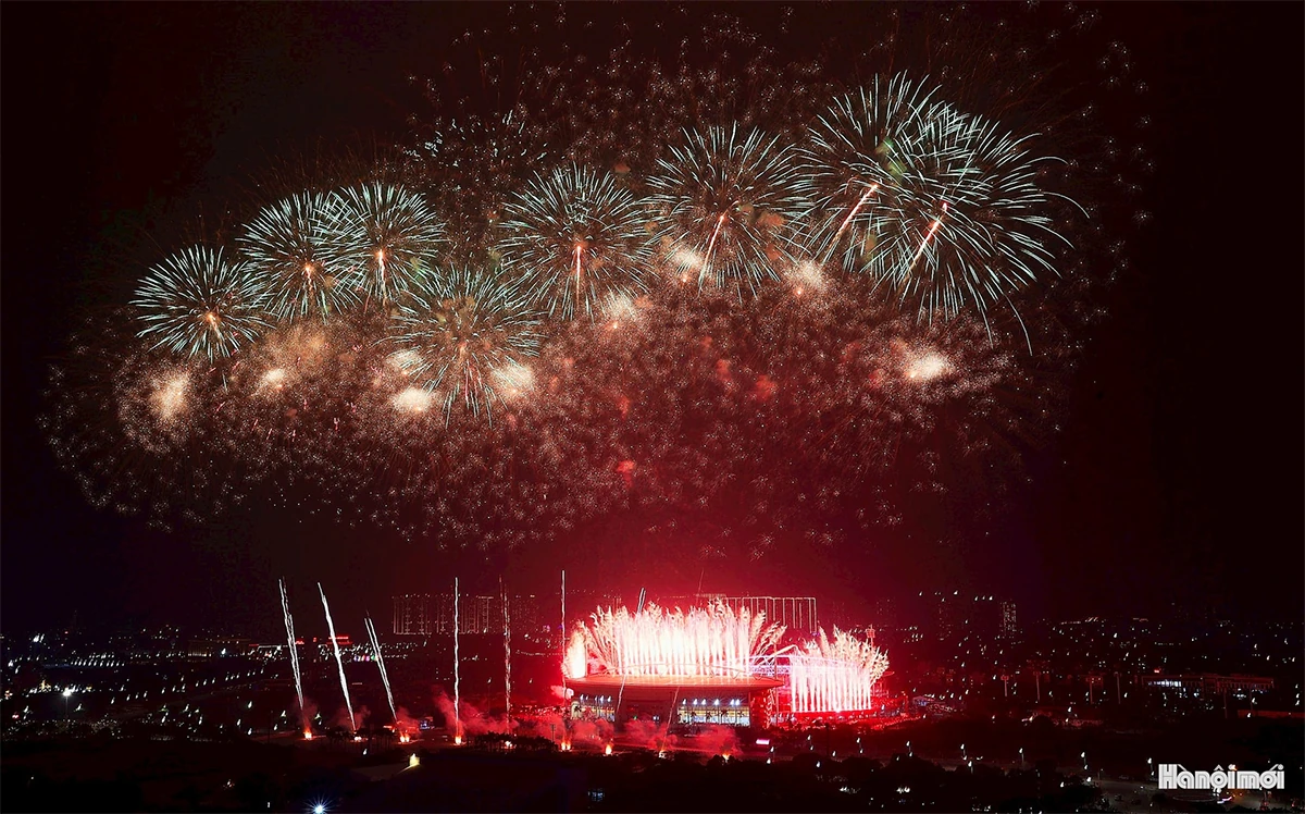 Mãn nhãn màn pháo hoa đặc biệt chào mừng thành công Đại hội XIV của Đảng