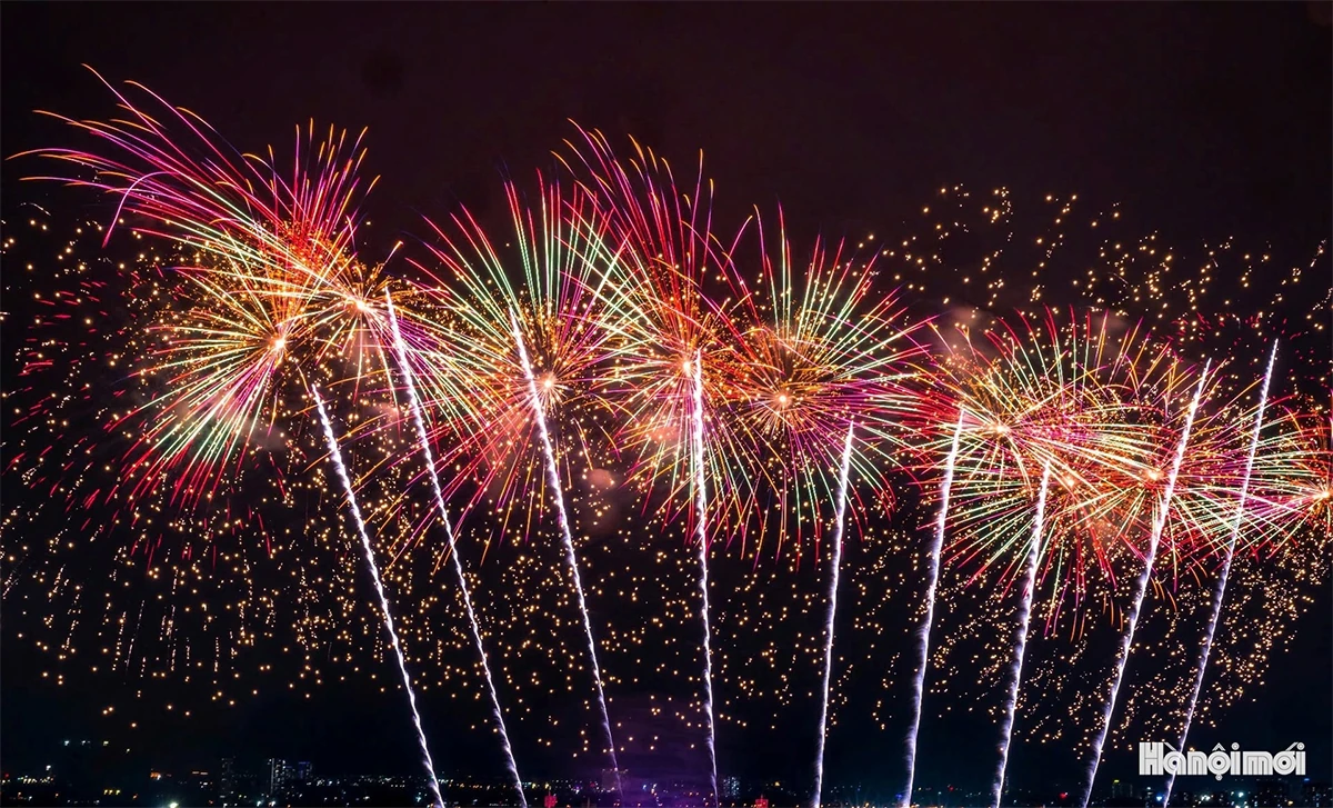 Mãn nhãn màn pháo hoa đặc biệt chào mừng thành công Đại hội XIV của Đảng