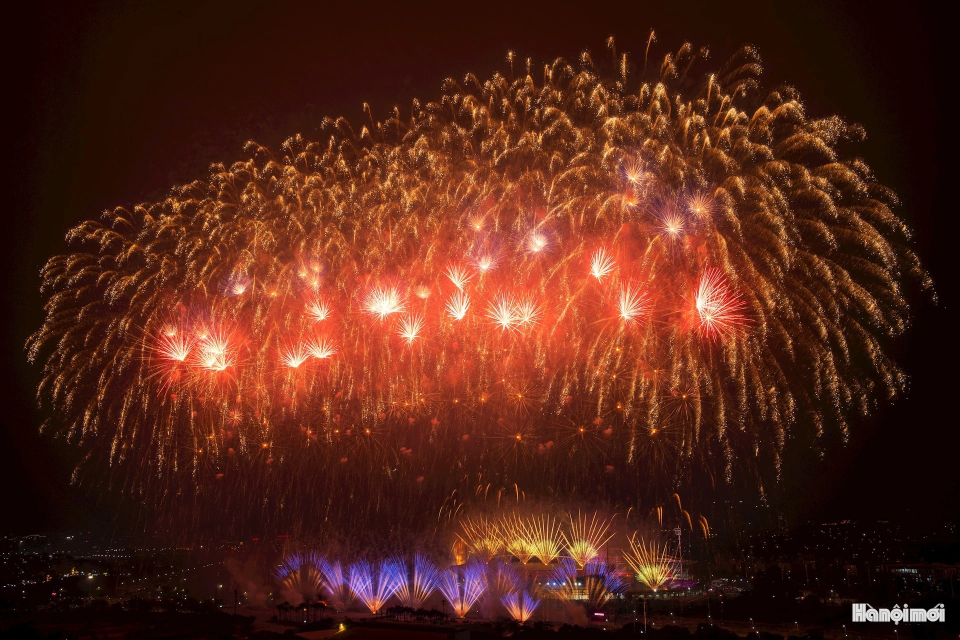 Mãn nhãn màn pháo hoa đặc biệt chào mừng thành công Đại hội XIV của Đảng