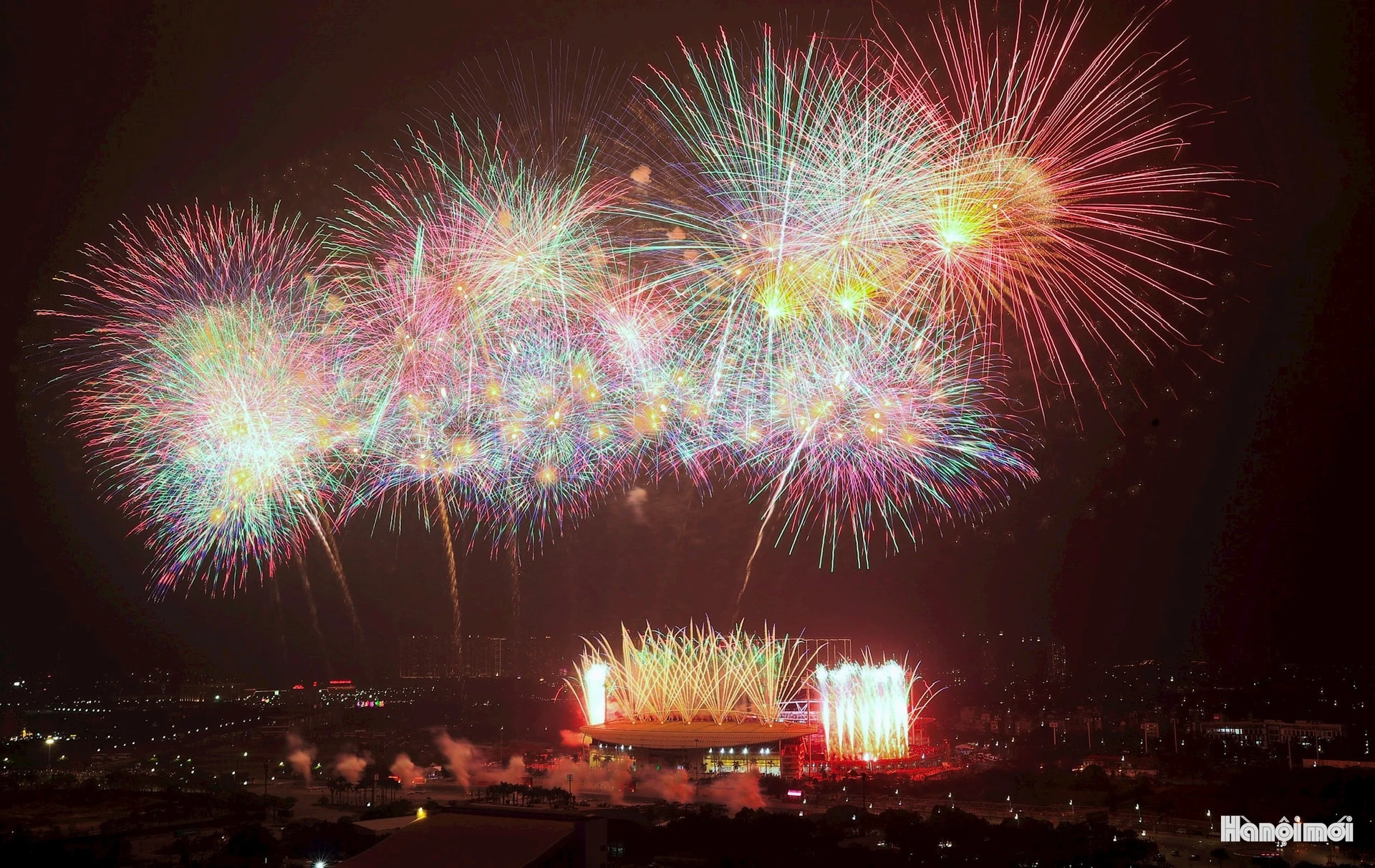 Mãn nhãn màn pháo hoa đặc biệt chào mừng thành công Đại hội XIV của Đảng