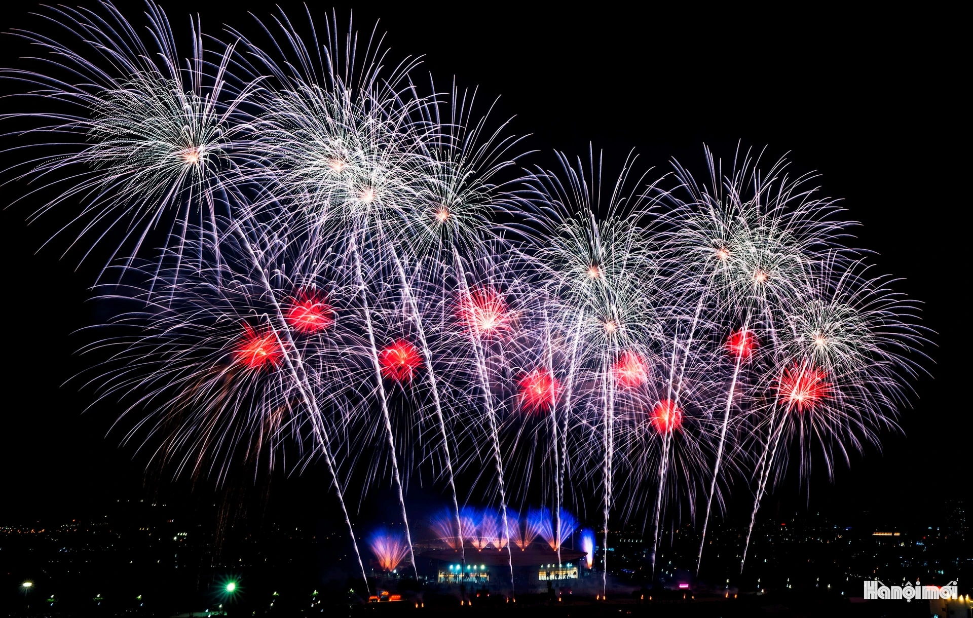 Mãn nhãn màn pháo hoa đặc biệt chào mừng thành công Đại hội XIV của Đảng