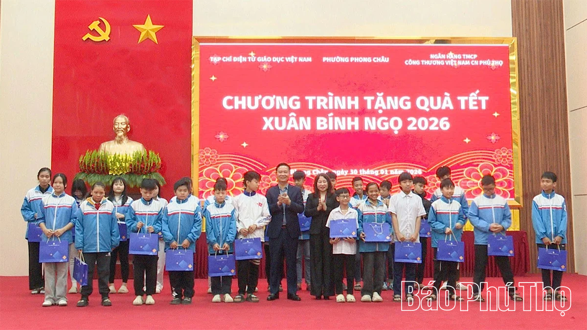 Trao gần 300 suất quà Tết tặng người nghèo và trẻ em hoàn cảnh khó khăn phường Phong Châu