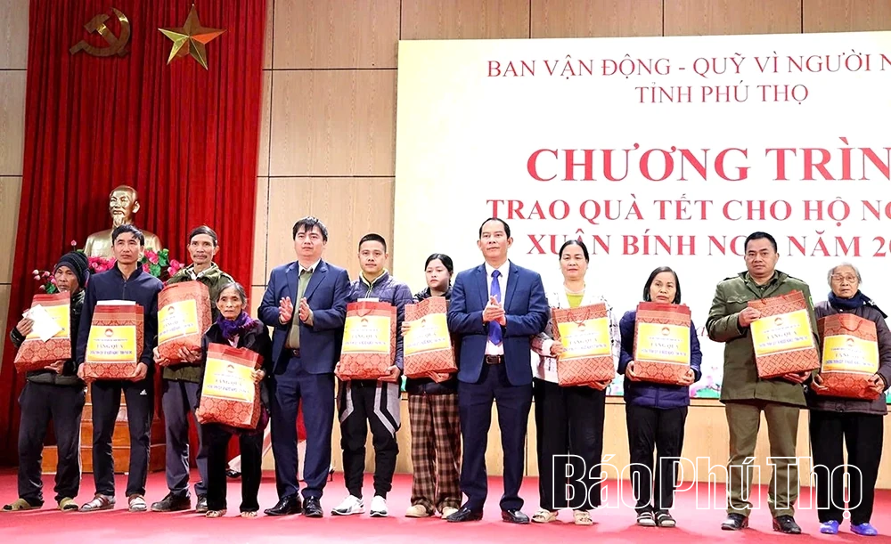 Xã Thái Hoà trao Huy hiệu Đảng cho 19 đảng viên