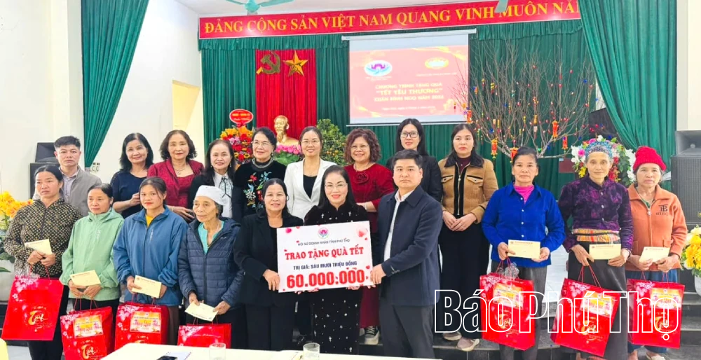 Hội Nữ doanh nhân tỉnh trao 130 suất quà Tết tặng người dân hoàn cảnh khó khăn