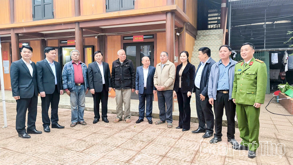 Đồng chí Bùi Đức Hinh thăm, tặng quà Tết Nhân dân khu tái định cư Quý Hòa