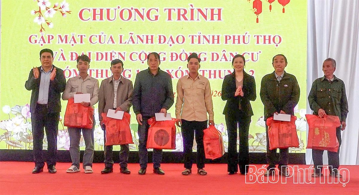 Đồng chí Bùi Đức Hinh thăm, tặng quà Tết Nhân dân khu tái định cư Quý Hòa