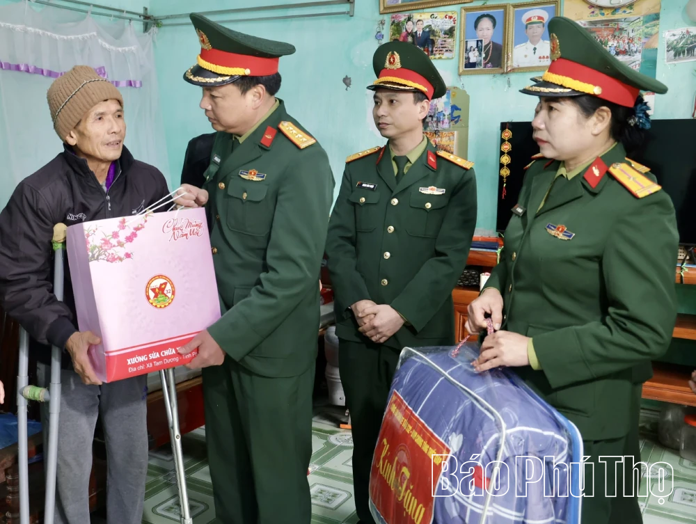 Thăm hỏi, tặng quà gia đình chính sách, người có hoàn cảnh khó khăn