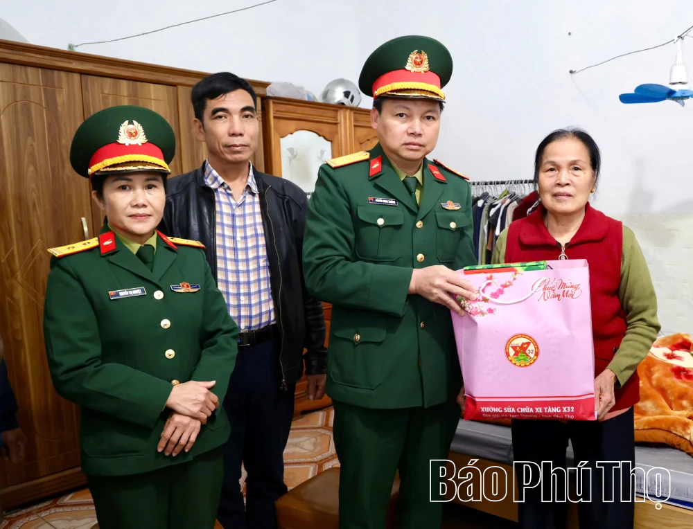 Thăm hỏi, tặng quà gia đình chính sách, người có hoàn cảnh khó khăn