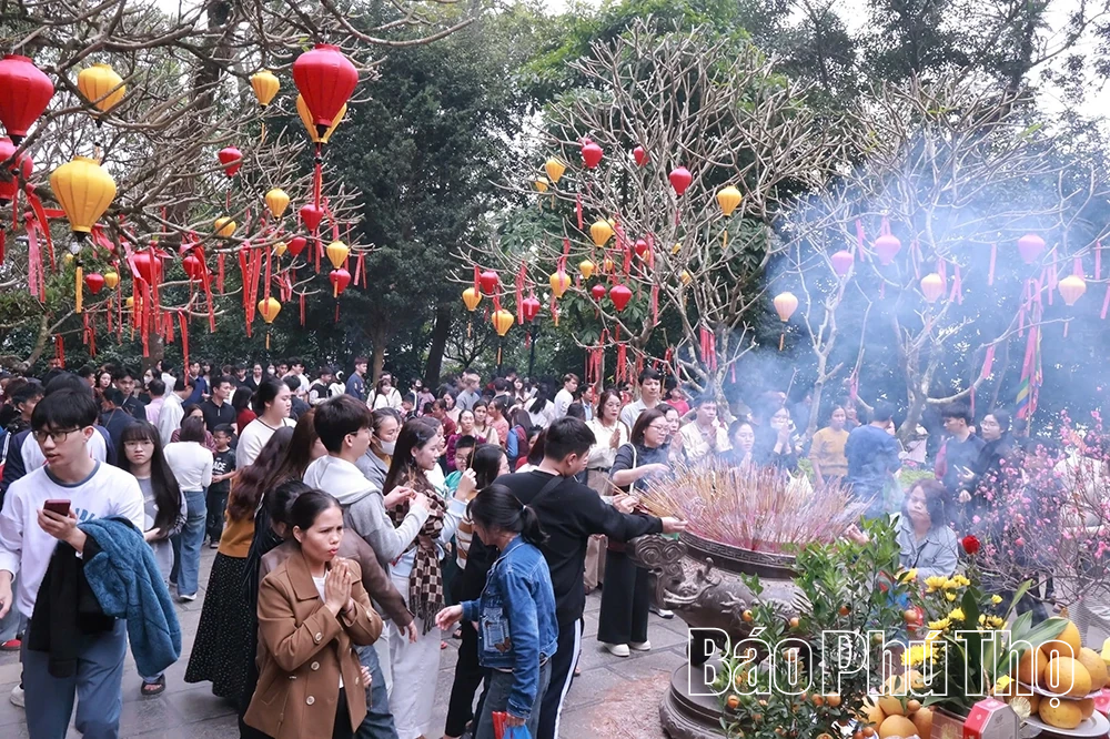 Đầu năm hành hương về với cội nguồn