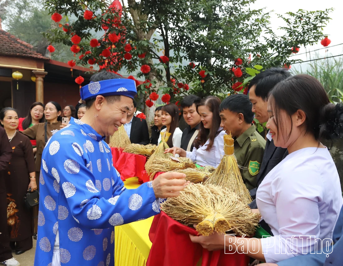 Rước “vía lúa” mong vụ mùa bội thu