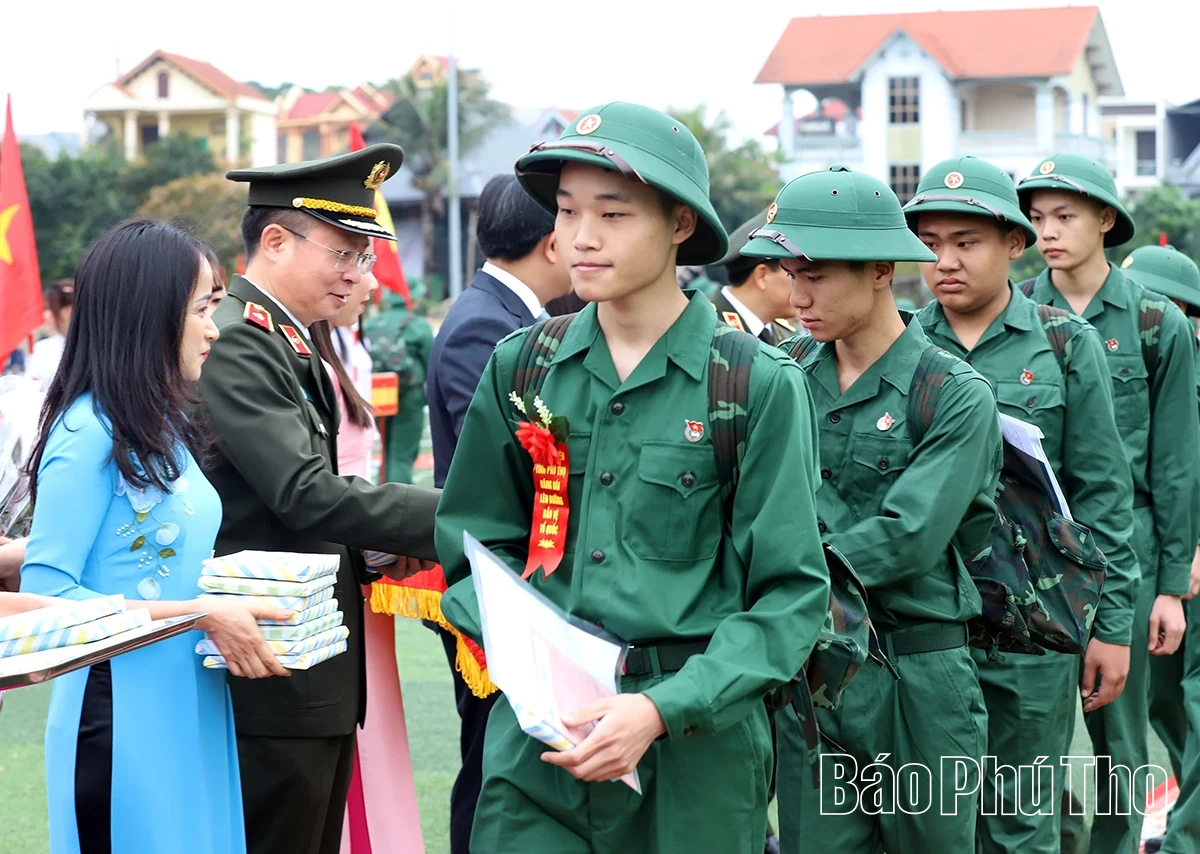 Thứ trưởng Bộ Công an và Chủ tịch UBND tỉnh Phú Thọ động viên tân binh lên đường nhập ngũ