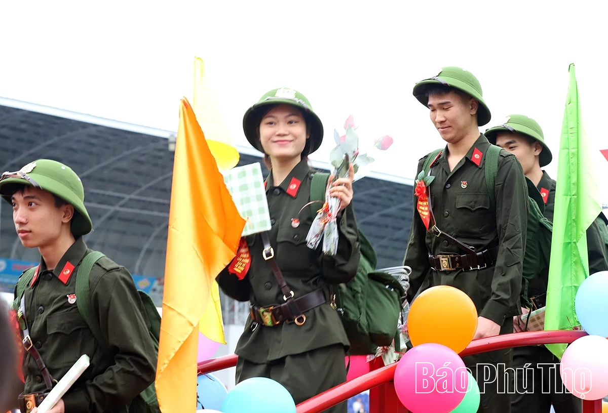 Thứ trưởng Bộ Công an và Chủ tịch UBND tỉnh Phú Thọ động viên tân binh lên đường nhập ngũ