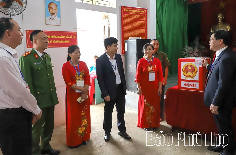 Phó Bí thư Tỉnh ủy, Chủ tịch HĐND tỉnh Bùi Đức Hinh kiểm tra công tác bầu cử tại xã Hợp Kim