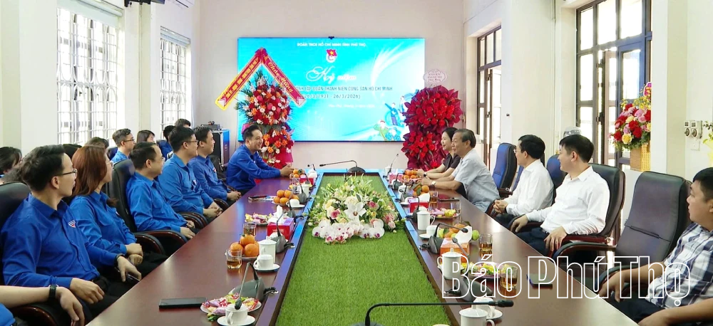 Phó Bí thư Tỉnh ủy, Chủ tịch Ủy ban MTTQ tỉnh Bùi Thị Minh chúc mừng Tỉnh Đoàn nhân dịp 26/3