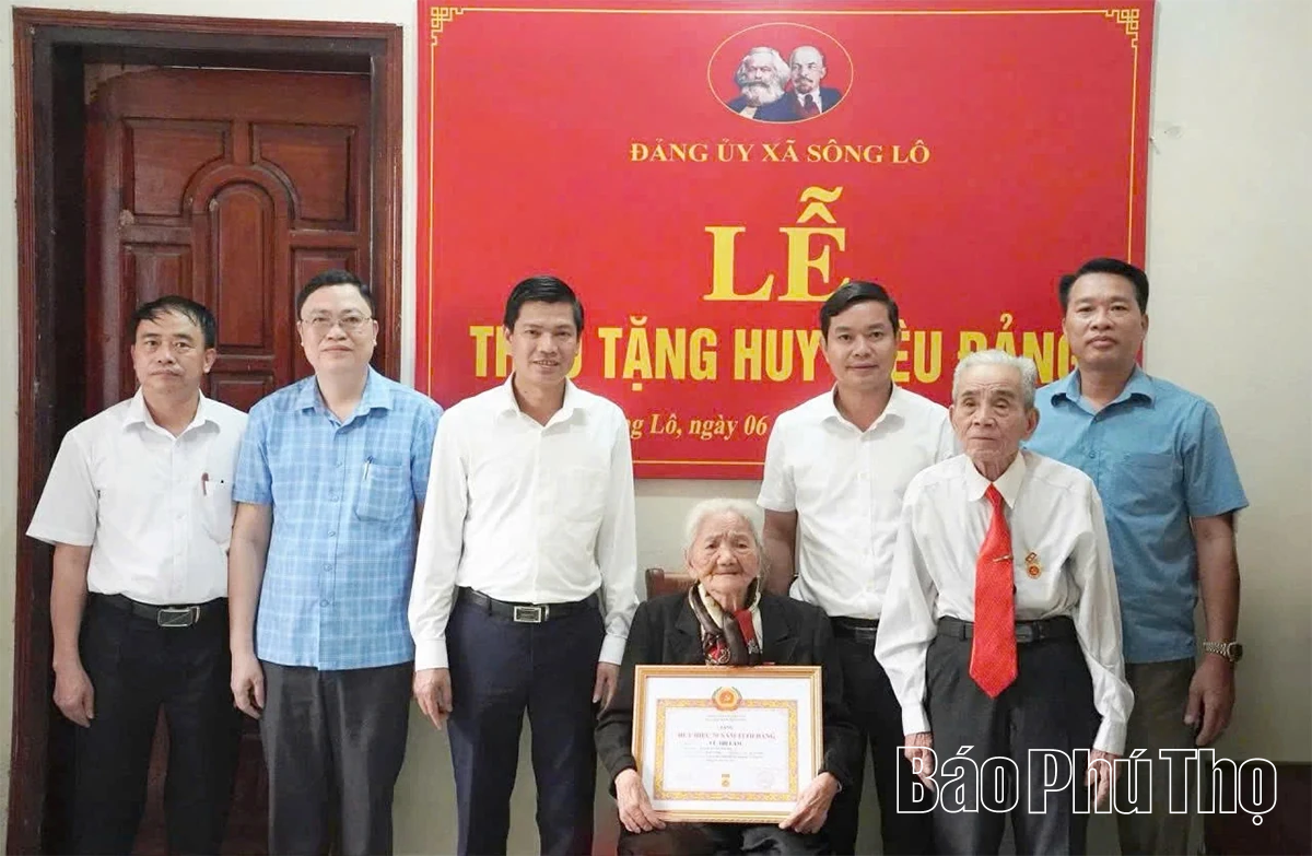 Phó Bí thư Tỉnh ủy Nguyễn Mạnh Sơn trao tặng Huy hiệu 80 năm tuổi Đảng