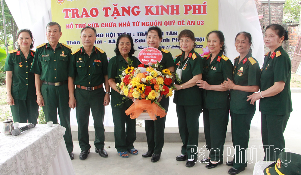 Trao kinh phí hỗ trợ xây dựng nhà ở cho hội viên Ban Liên lạc Nữ chiến sĩ Trường Sơn