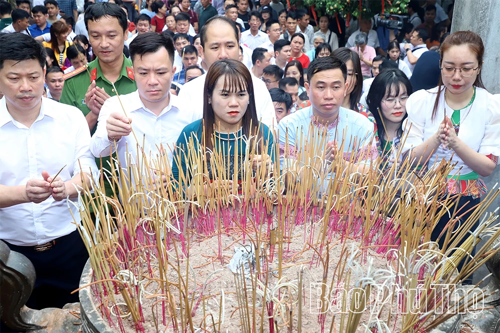 Cụm số 12 dâng hương tưởng niệm các Vua Hùng: Khẳng định sức mạnh đoàn kết trong vận hội mới