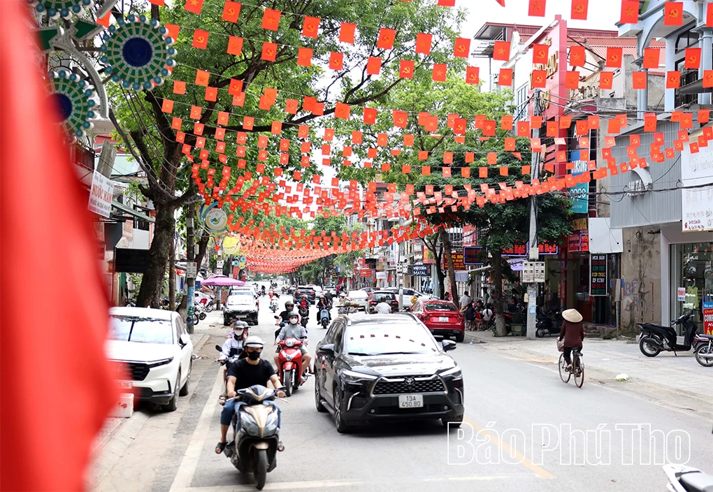 Tưng bừng cờ hoa chào mừng các ngày lễ 30/4 và 1/5