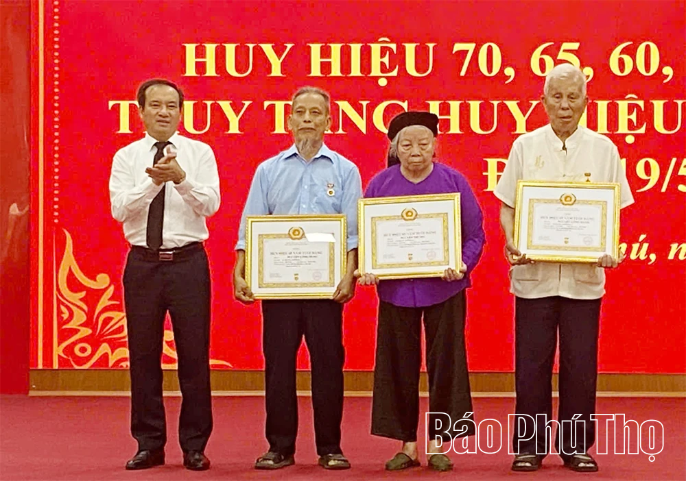 Trao Huy hiệu Đảng cho các đảng viên xã Vĩnh Phú