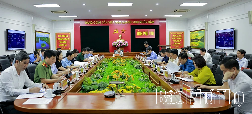 Phó Chủ tịch UBND tỉnh Nguyễn Huy Ngọc nghe báo cáo xây dựng, cập nhật dữ liệu Trung tâm điều hành phục vụ phát triển kinh tế - xã hội tỉnh
