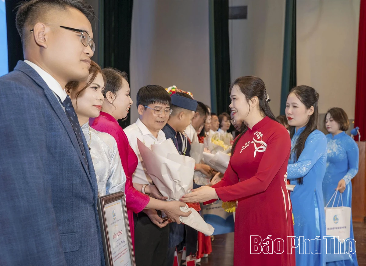 Biểu dương 20 gia đình tiêu biểu trong xây dựng gia đình hạnh phúc, làm kinh tế giỏi