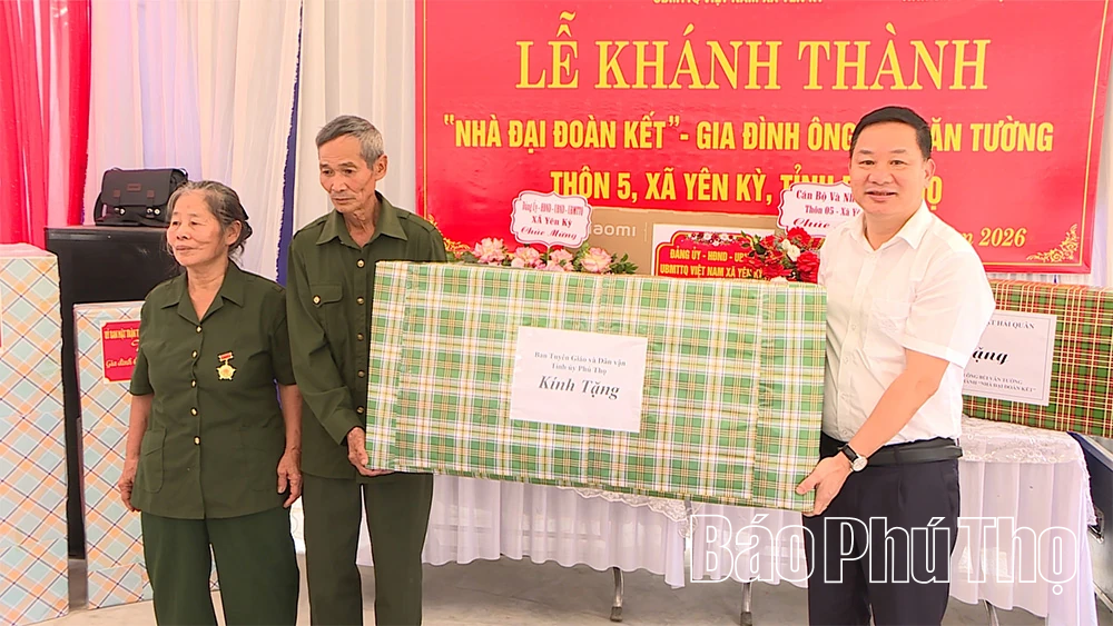 Bàn giao nhà Đại đoàn kết cho gia đình có hoàn cảnh khó khăn tại xã Yên Kỳ