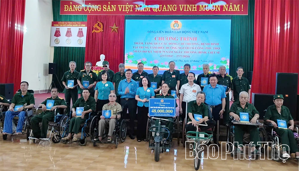 Thăm, tặng quà thương, bệnh binh tại Trung tâm Điều dưỡng người có công Phú Thọ