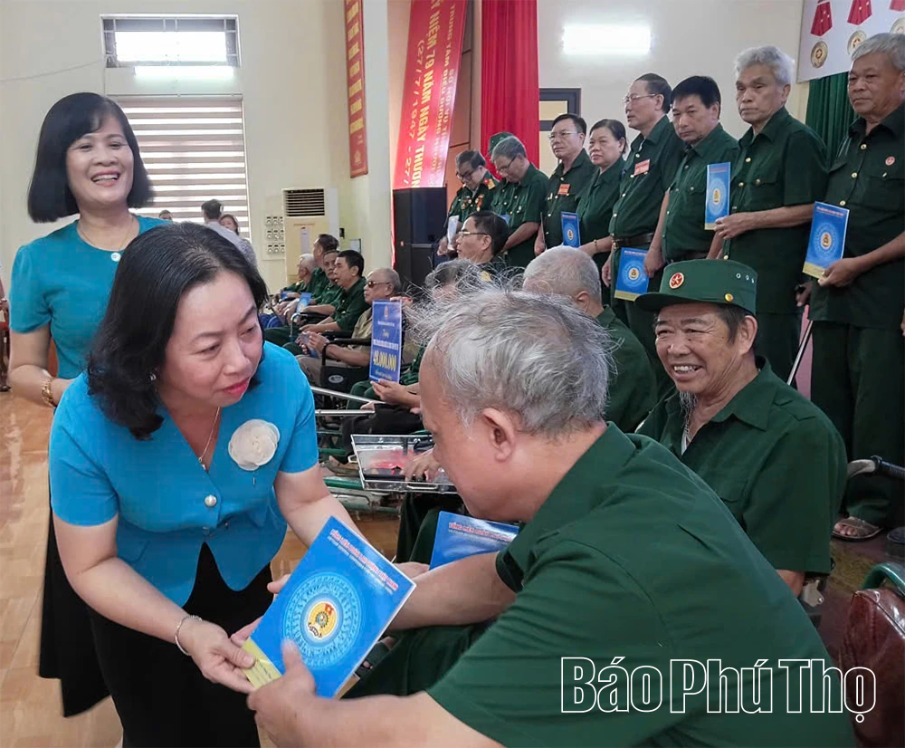 Thăm, tặng quà thương, bệnh binh tại Trung tâm Điều dưỡng người có công Phú Thọ