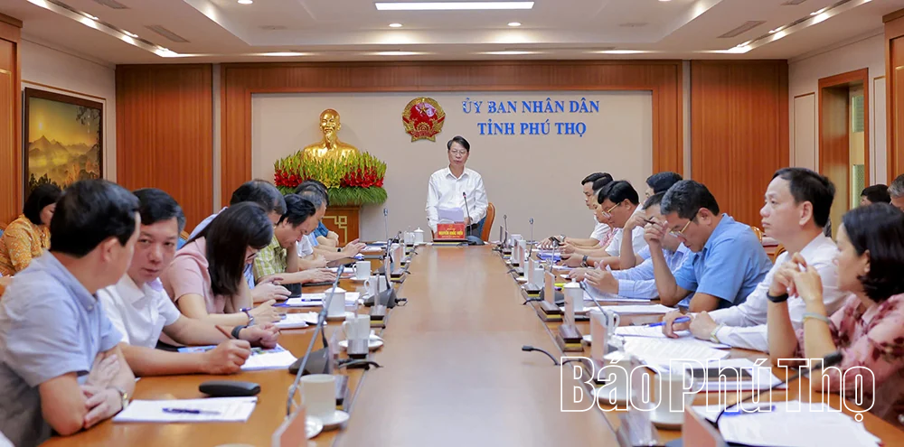 Phó Chủ tịch UBND tỉnh Nguyễn Khắc Hiếu nghe báo cáo Đề án an sinh xã hội
